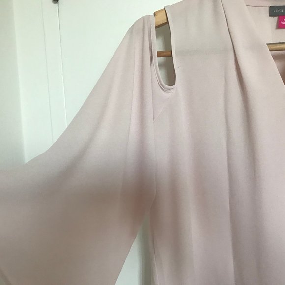 Blouse a manches longues évasées et épaule dégagée - Picture 1 of 5